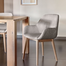 Стул Konna из светло-серой ткани букле с ножками из массива ясеня