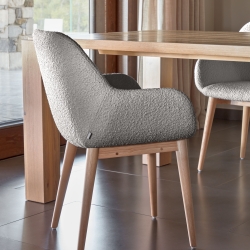 Стул Konna из светло-серой ткани букле с ножками из массива ясеня