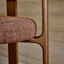 Granite Стул на 4 ножках из коричневого шенилла и массива ясеня в отделке орех
