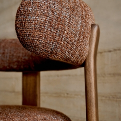 Granite Стул на 4 ножках из коричневого шенилла и массива ясеня в отделке орех