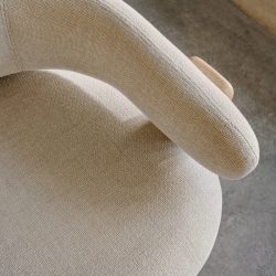 Granite Кресло из бежевого шенилла и массива ясеня в натуральной отделке