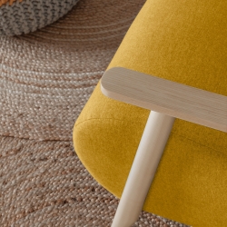 Кресло Marthan горчичное подлокотники светлые