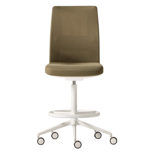 Высокий стул Esitt с синхронизатором и мягкой спинкой черное основание