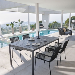 Настольная лампа Verona из полиэтилена и металла с черной отделкой