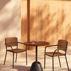 Стол Saura из черного металла со столешницей из акации с отделкой под орех