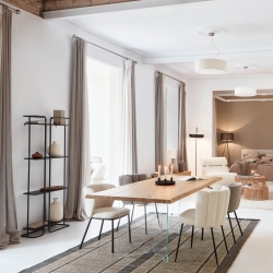 Стул Aniela из белой ткани букле и металла с черной отделкой