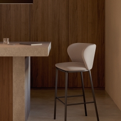 Ciselia Барный стул из бежевой синели и черной стали 75 см