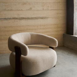 Granite Кресло из бежевого шенилла и массива ясеня в отделке орех