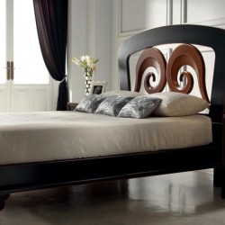 Кровать Mugali с резным изголовьем