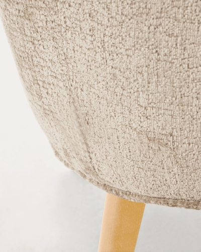 Кресло Lobby из бежевой синели на деревянных ножках с натуральной отделкой