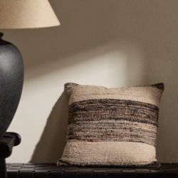 Керамическая настольная лампа Mercadal с черной отделкой