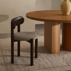 Стул Nebai из коричневой синели с каркасом из массива дуба и отделкой из ореха FSC MIX Credit