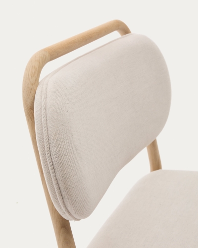 Кресло Helda из бежевого шенилла и массива дуба