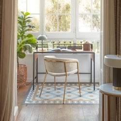 Стул Konnie из бежевой синели со стальными ножками и золотой отделкой