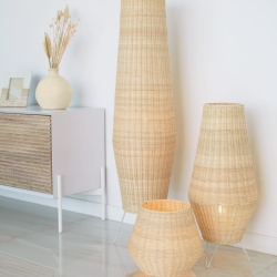 Настольная лампа из ротанга Kamaria среднего размера с натуральной отделкой