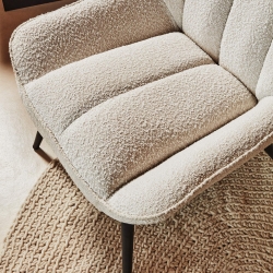 Кресло Marline из белой ткани букле со стальными ножками черного цвета