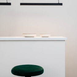 Подвесной светильник Vico 600 черного цвета с розеткой на поверхности