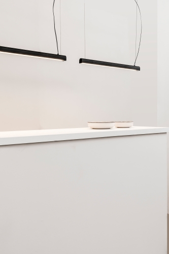 Подвесной светильник Vico 600 черного цвета с розеткой на поверхности